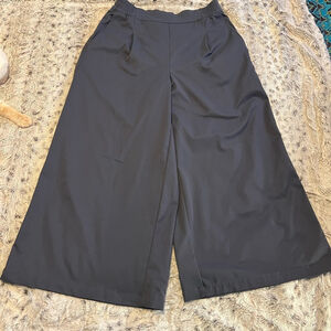 The North Face Gray Wide Leg Capris, Women’s Size 10, Excellent Condition